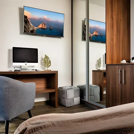 Violet Front Private Laganas