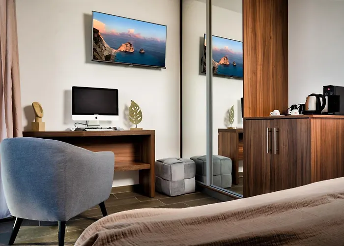 Violet Front Private Laganas